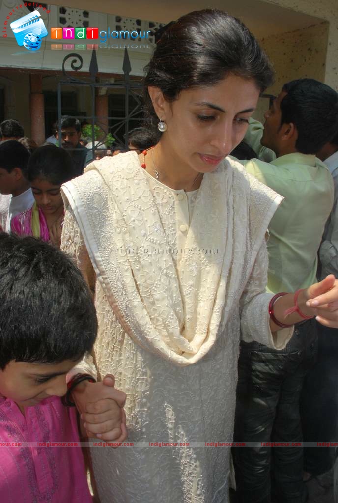 Aishwarya-Abhishek at Durga Pooja Event hd photo